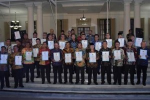 Sekda Kuningan berfoto bersama usai pembaretan menwa Uniku.